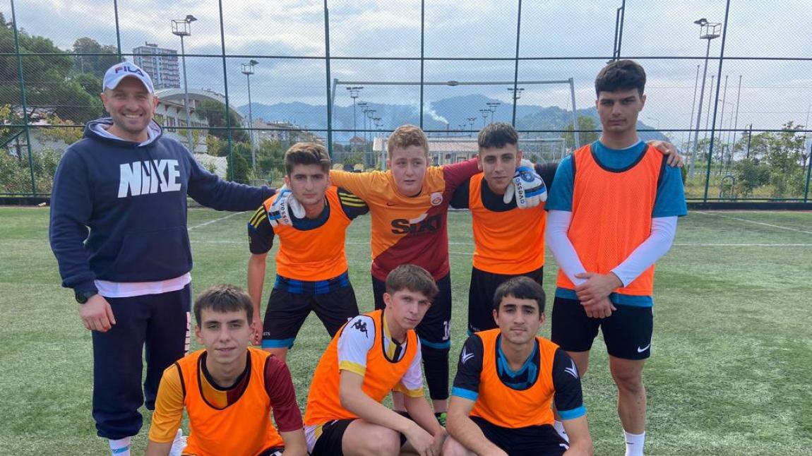 Genç Erkekler Futbol Turnuvasında Okul Takımımız İlçe 2.si Oldu 